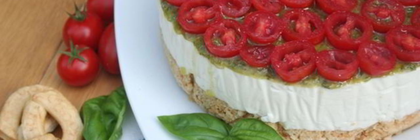 Сырный чизкейк с томатным соусом