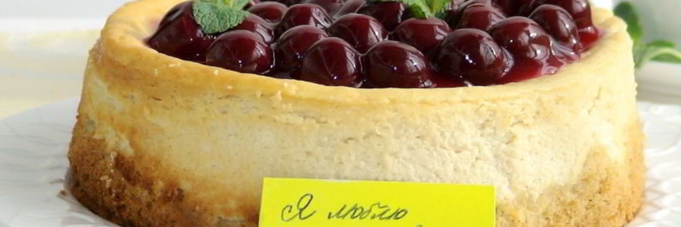Ванильный чизкейк с вишневым соусом