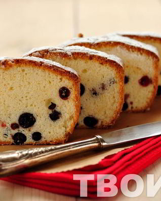 Кекс на яичных белках с ягодами