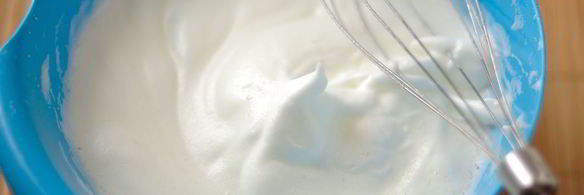 кекс на яичных белках с ягодами