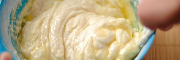 кекс на яичных белках с ягодами