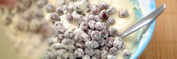 кекс на яичных белках с ягодами