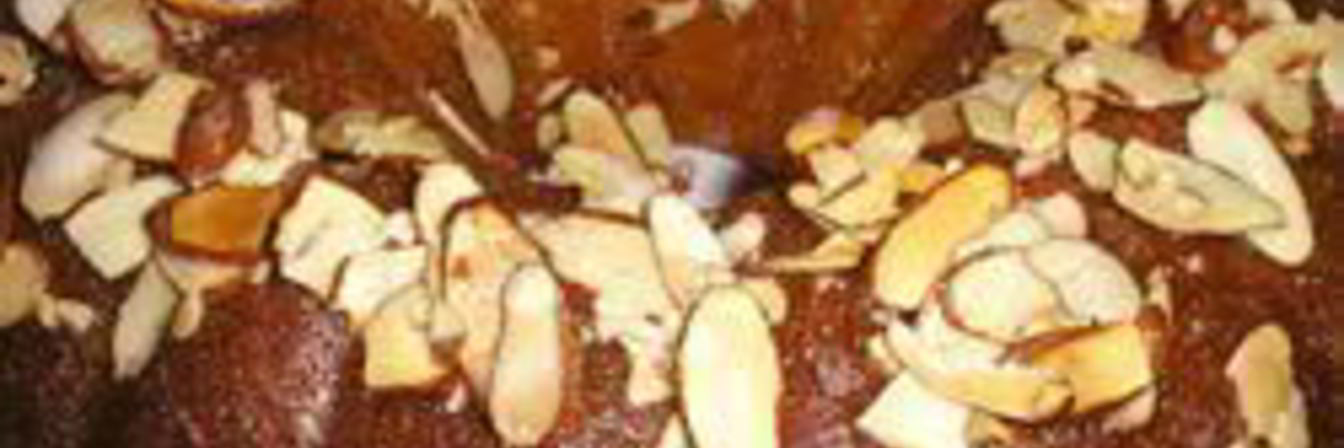 Кекс с ананасами, бананами и орехами