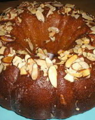 Кекс с ананасами, бананами и орехами