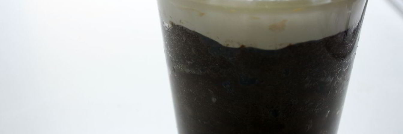 Кекс в стакане в микроволновке