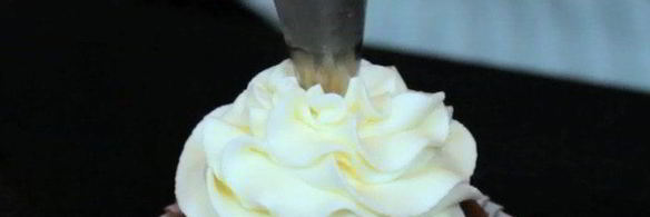 кексы красный бархат с вишневой начинкой