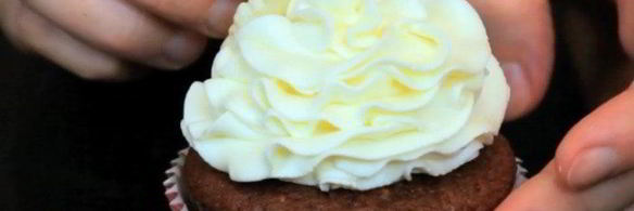 кексы красный бархат с вишневой начинкой