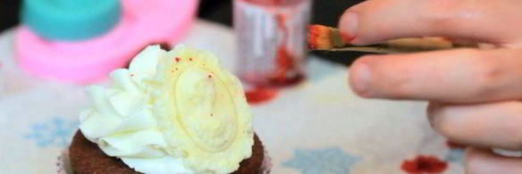 кексы красный бархат с вишневой начинкой