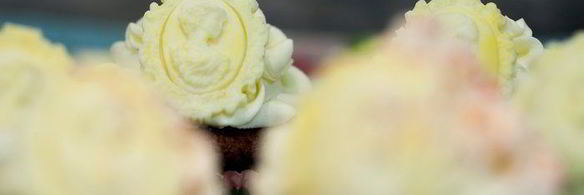 кексы красный бархат с вишневой начинкой