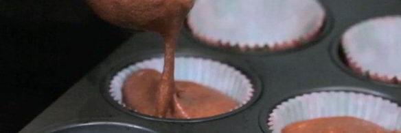 кексы красный бархат с вишневой начинкой