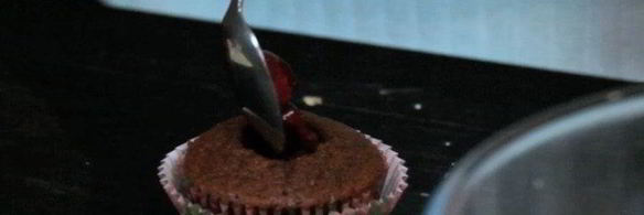 кексы красный бархат с вишневой начинкой