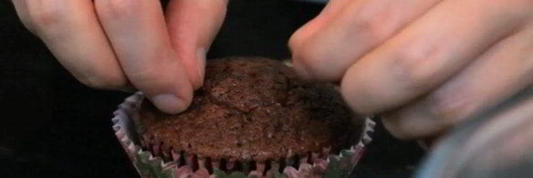 кексы красный бархат с вишневой начинкой