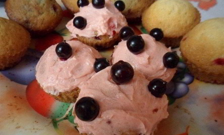 Рецепт летних капкейков с запеченными ягодами