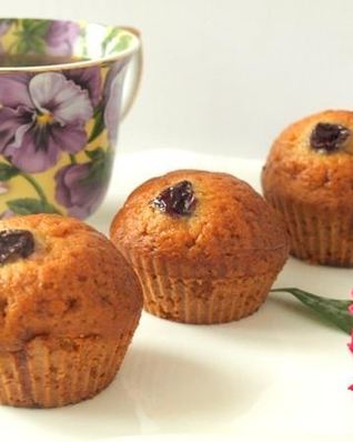 Медово-имбирные кексы с вишней