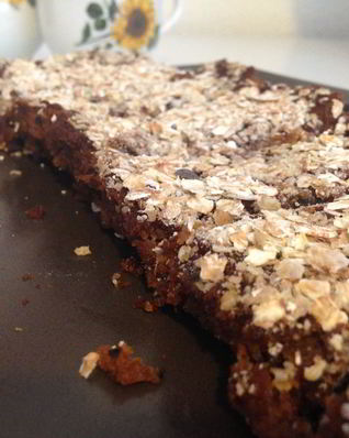 Постный кекс из гречневой муки с черносливом