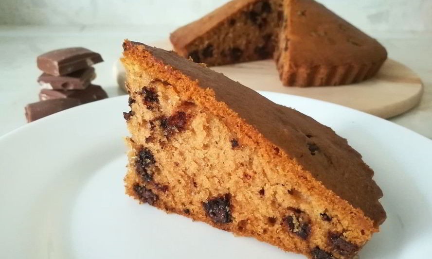 Рецепт пышного кекса с кусочками шоколада