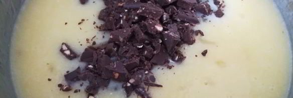 пышный кекс с кусочками шоколада