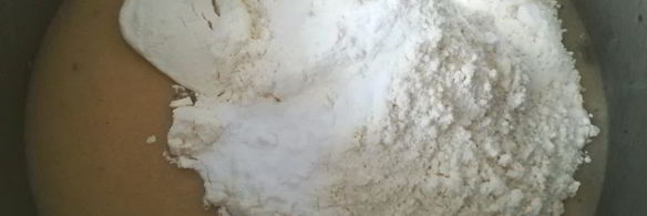 пышный кекс с кусочками шоколада