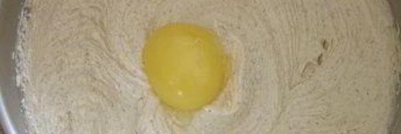 рождественский миндальный кекс с брусникой