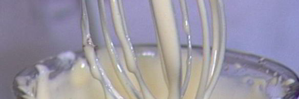 шоколадный фондан со взбитыми сливками