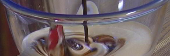 шоколадный фондан со взбитыми сливками