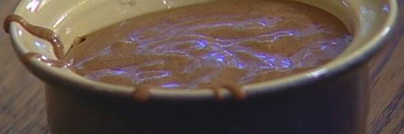 шоколадный фондан со взбитыми сливками