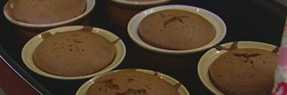 шоколадный фондан со взбитыми сливками