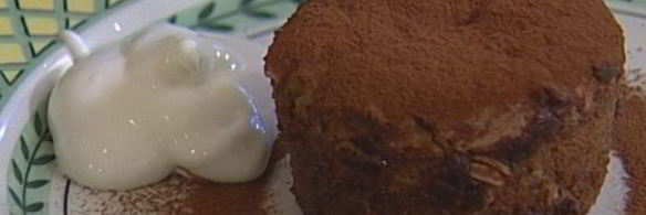 шоколадный фондан со взбитыми сливками