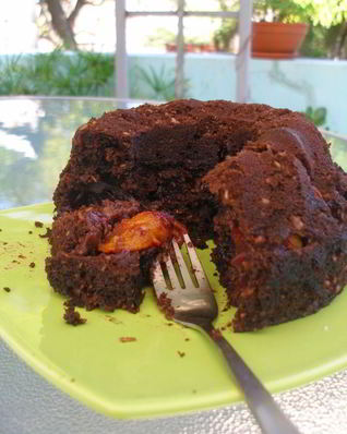 Шоколадный кекс со сливами