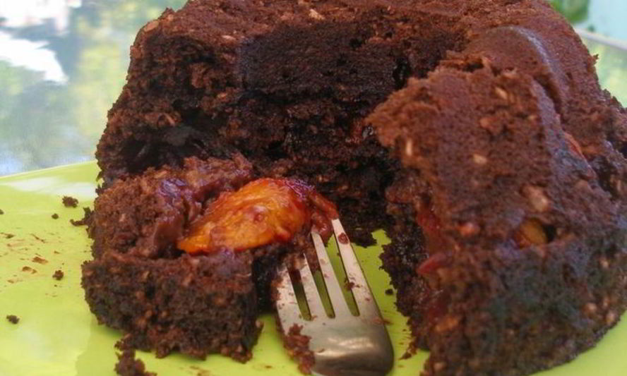 Рецепт шоколадного кекса со сливами