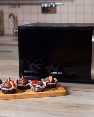 Шоколадные кексы с кремом в микроволновке Samsung