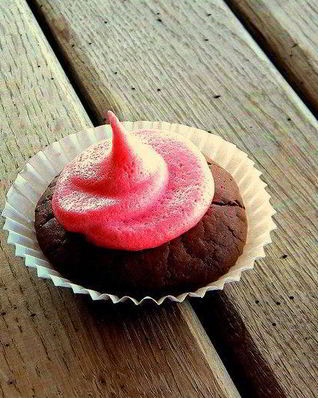 Шоколадные кексы с яблочным джемом и легким безе