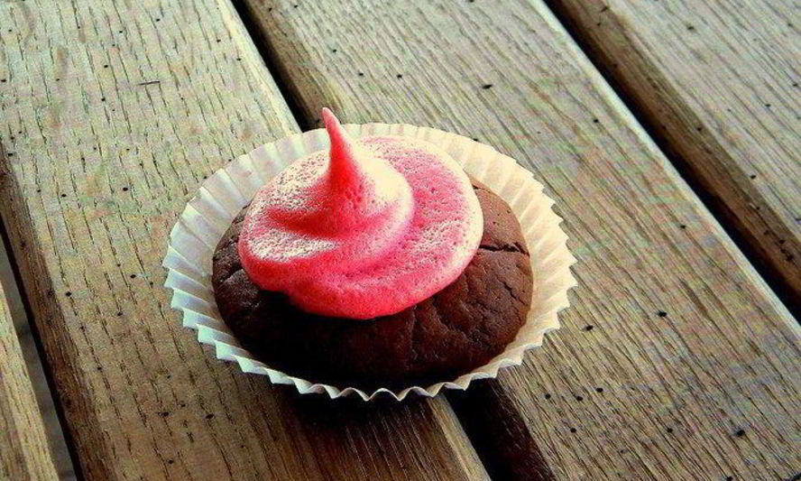 Рецепт шоколадных кексов с яблочным джемом и легким безе