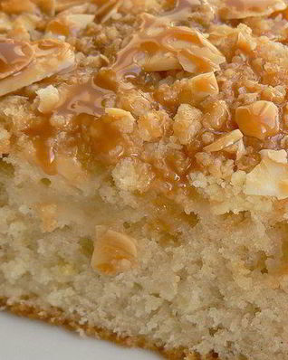 Яблочный кекс с карамельным соусом