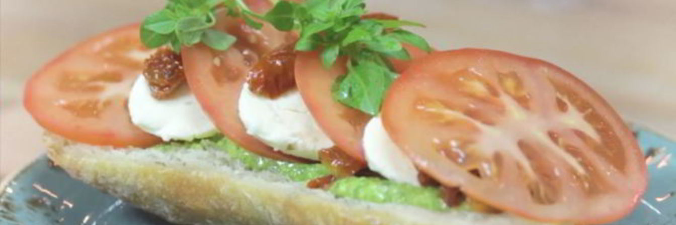 Чиабатта с соусом песто, моцареллой и томатами