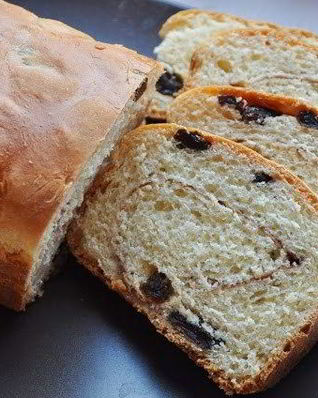 Домашний хлеб с изюмом и корицей