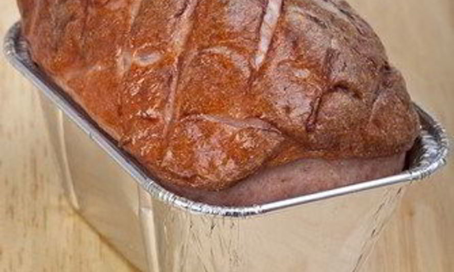 Рецепт французского мясного хлеба с черносливом и фисташками