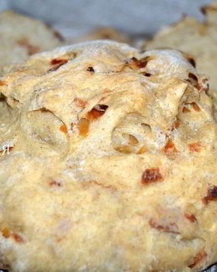 Хлеб из пшенично-ржаного теста с беконом и луком