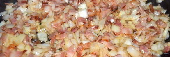 хлеб из пшенично-ржаного теста с беконом и луком