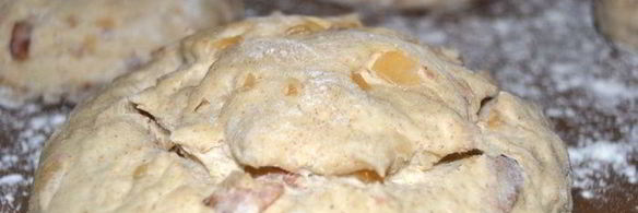 хлеб из пшенично-ржаного теста с беконом и луком