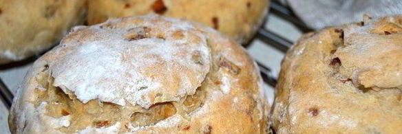 хлеб из пшенично-ржаного теста с беконом и луком