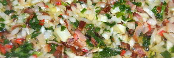 хлеб из пшенично-ржаного теста с беконом и луком