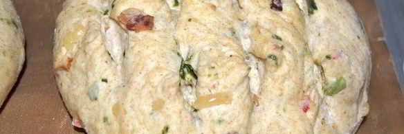 хлеб из пшенично-ржаного теста с беконом и луком