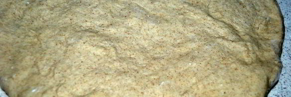 хлеб из пшенично-ржаного теста с беконом и луком