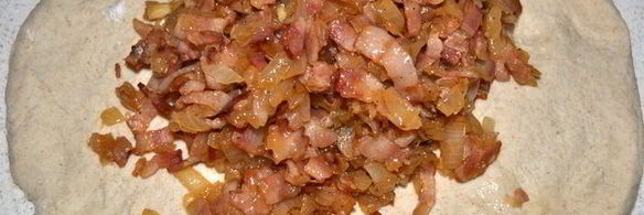 хлеб из пшенично-ржаного теста с беконом и луком