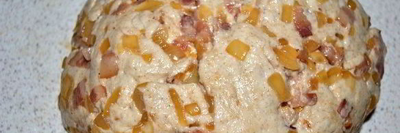 хлеб из пшенично-ржаного теста с беконом и луком