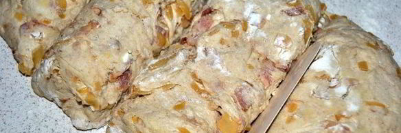 хлеб из пшенично-ржаного теста с беконом и луком