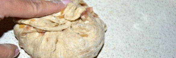 хлеб из пшенично-ржаного теста с беконом и луком