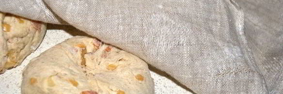 хлеб из пшенично-ржаного теста с беконом и луком