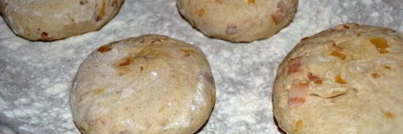 хлеб из пшенично-ржаного теста с беконом и луком